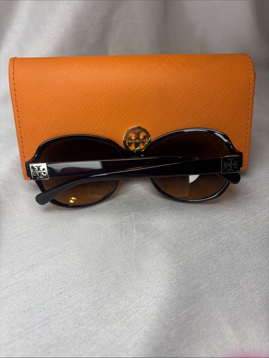 Tory Burch Black Sunglasses with Brown Gradient Lenses and Orange Logo Case main image 7